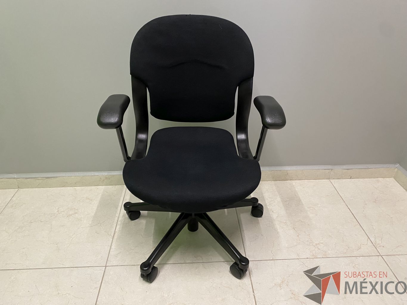 Lote 004 - Silla operativa con ruedas, descansabrazos, respaldo y asiento en tela