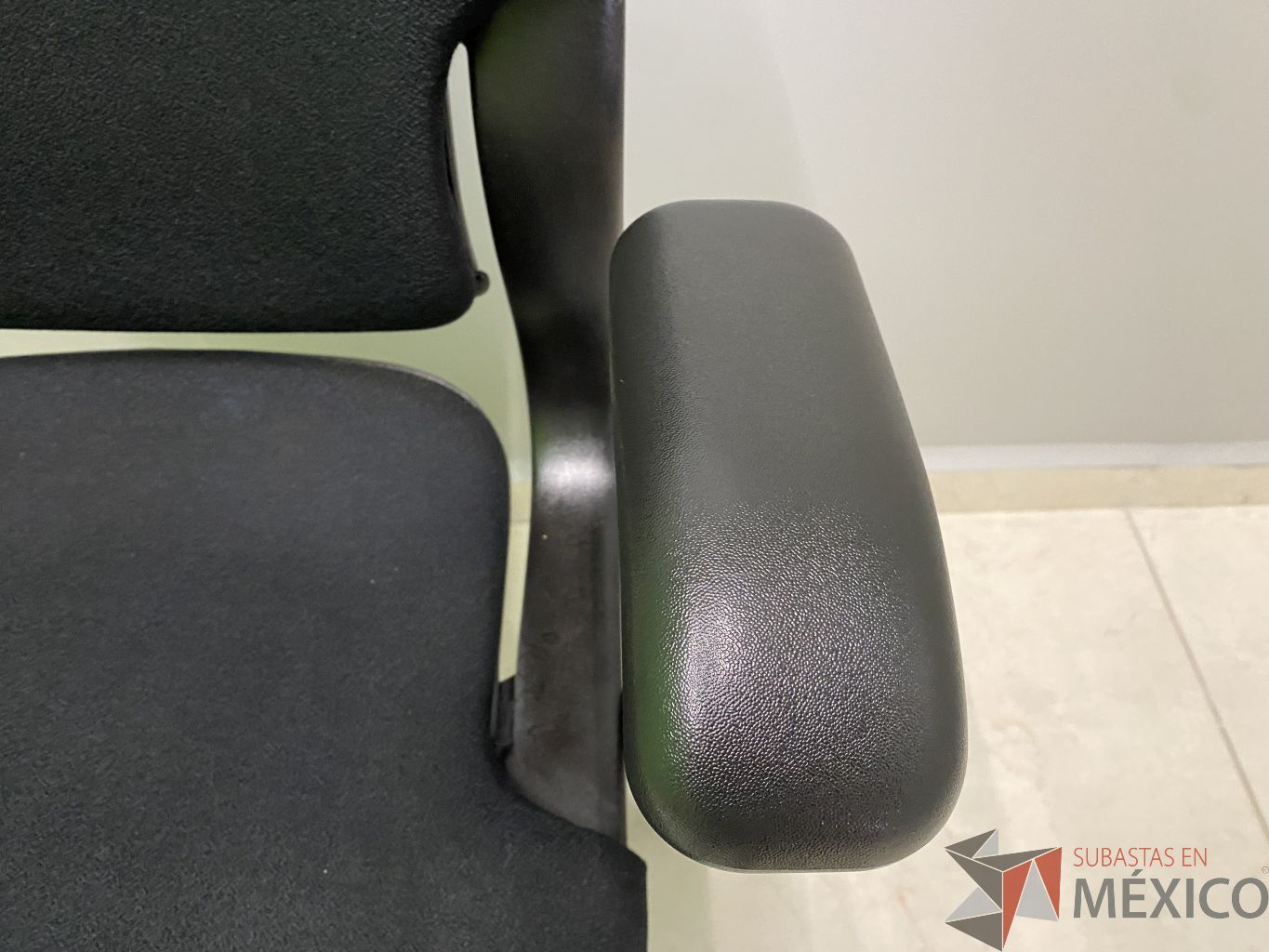 Lote 004 - Silla operativa con ruedas, descansabrazos, respaldo y asiento en tela - Imagen 5