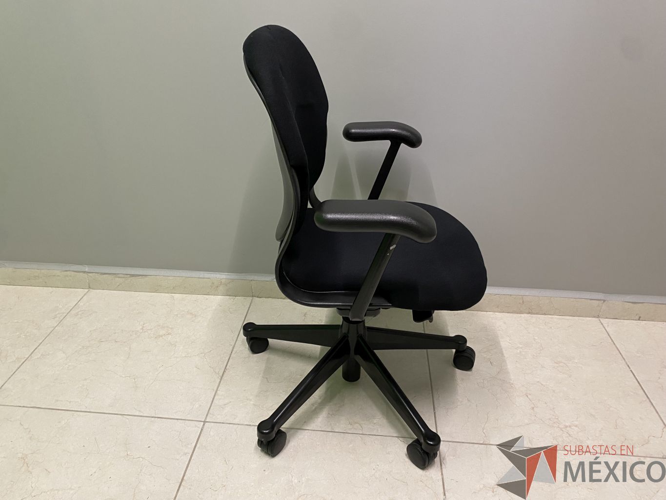 Lote 004 - Silla operativa con ruedas, descansabrazos, respaldo y asiento en tela - Imagen 4