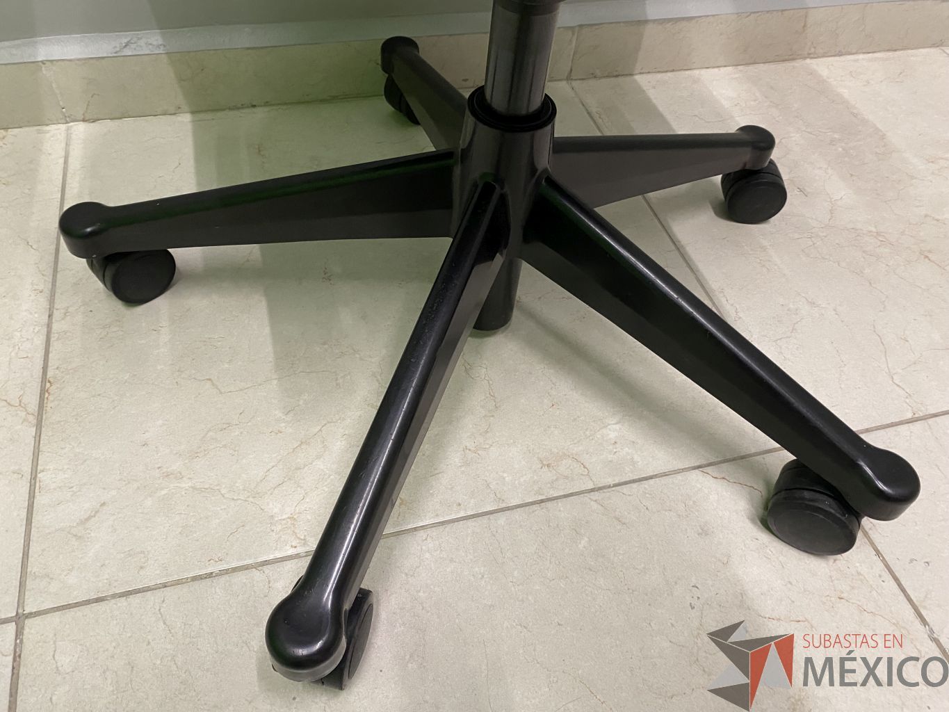 Lote 004 - Silla operativa con ruedas, descansabrazos, respaldo y asiento en tela - Imagen 3