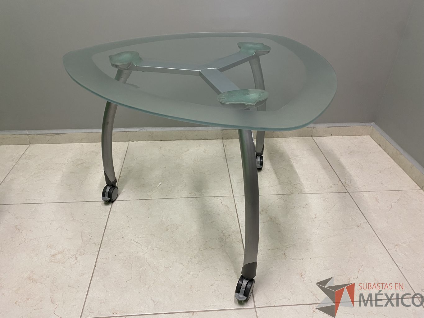 Lote 011 - Mesa de trabajo con ruedas, base metalica y cubierta de vidrio - Imagen 5