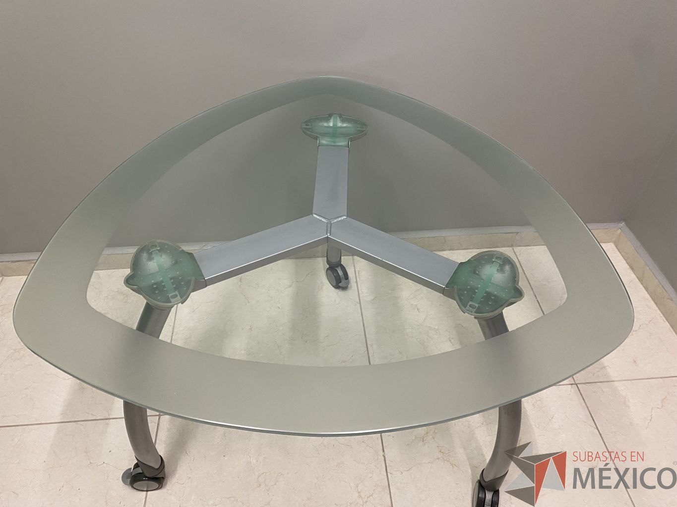 Lote 011 - Mesa de trabajo con ruedas, base metalica y cubierta de vidrio