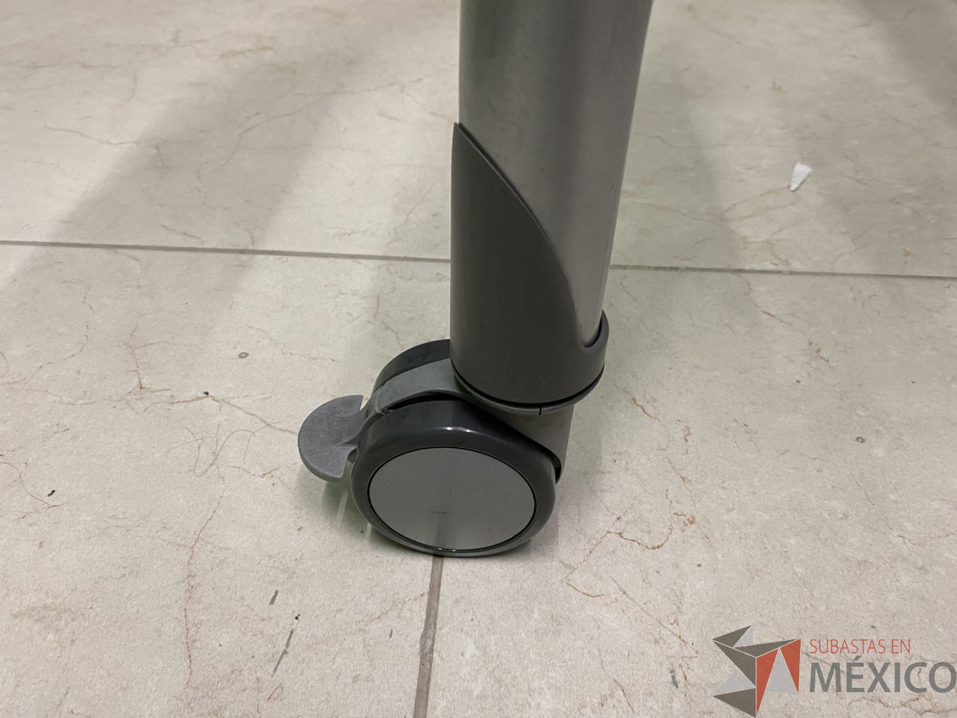 Lote 011 - Mesa de trabajo con ruedas, base metalica y cubierta de vidrio - Imagen 4