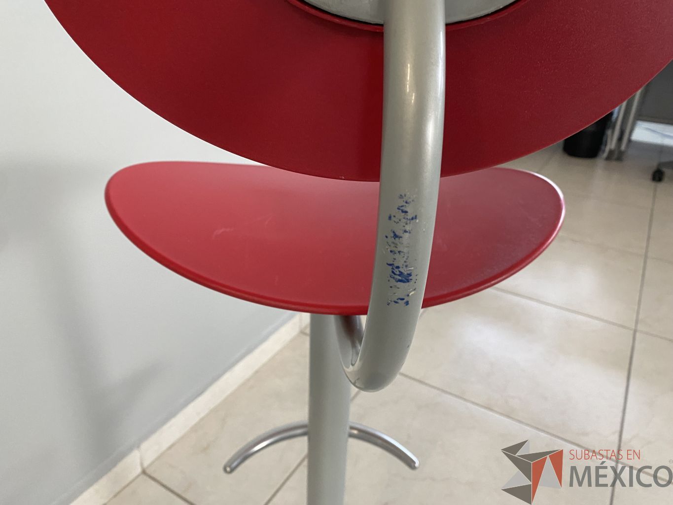 Lote 017 - Silla alta con descansa pies, asiento y resplado en platico color rojo - Imagen 4