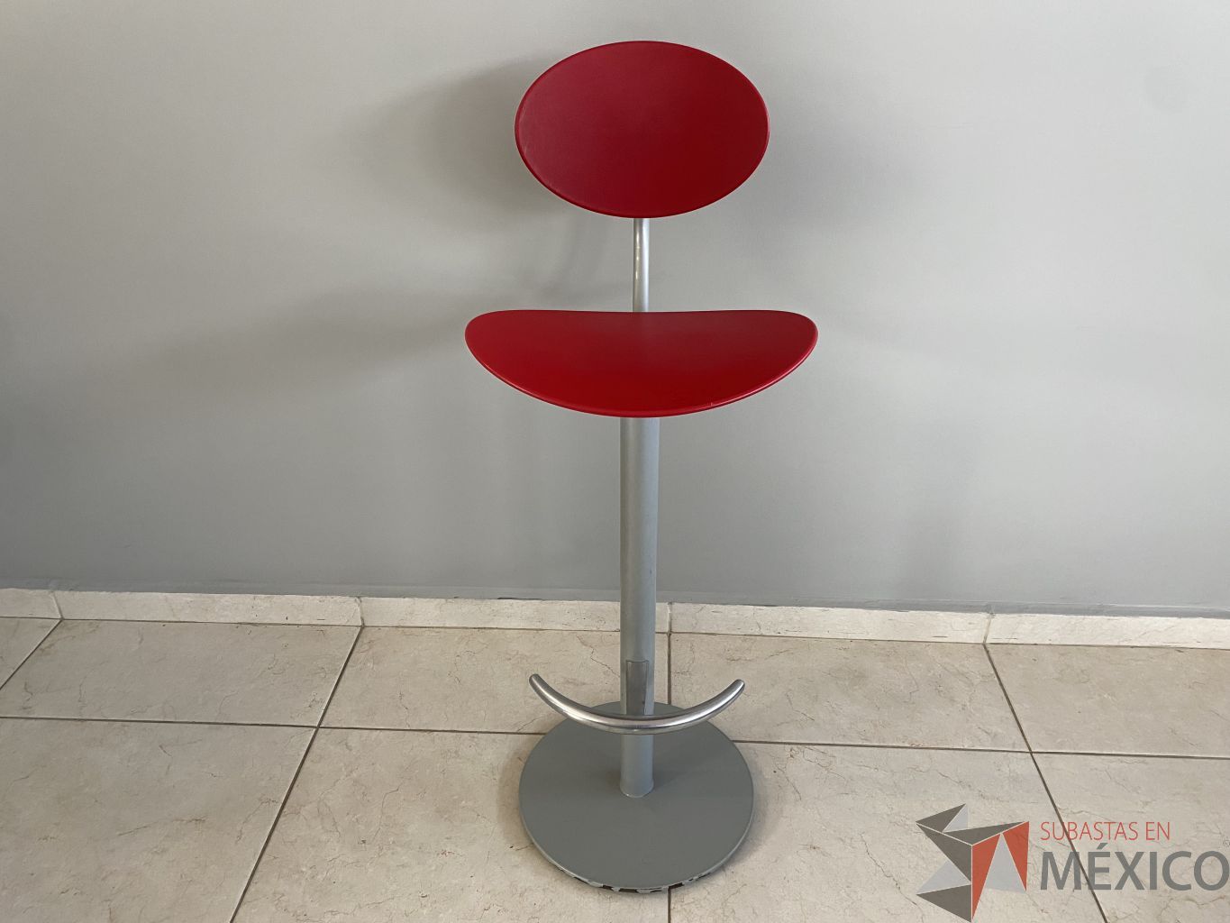 Lote 040 - Silla alta con descansa pies, asiento y resplado en platico color rojo