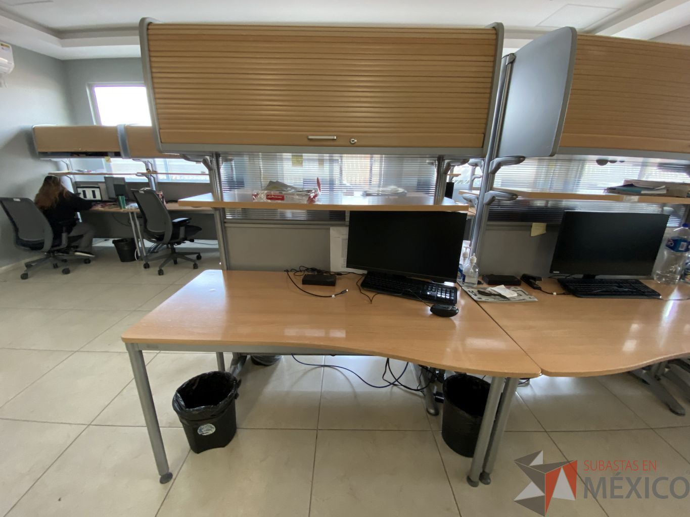 Lote 025 - Estación de trabajo para 2 personas con 2 gaveta de 1 puerta y entrepaño - Imagen 10