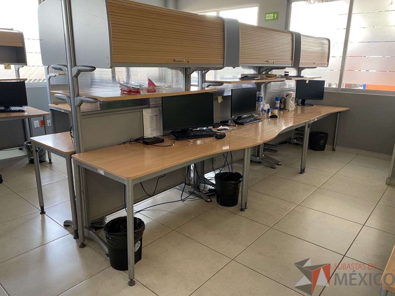 Lote 025 - Estación de trabajo para 2 personas con 2 gaveta de 1 puerta y entrepaño