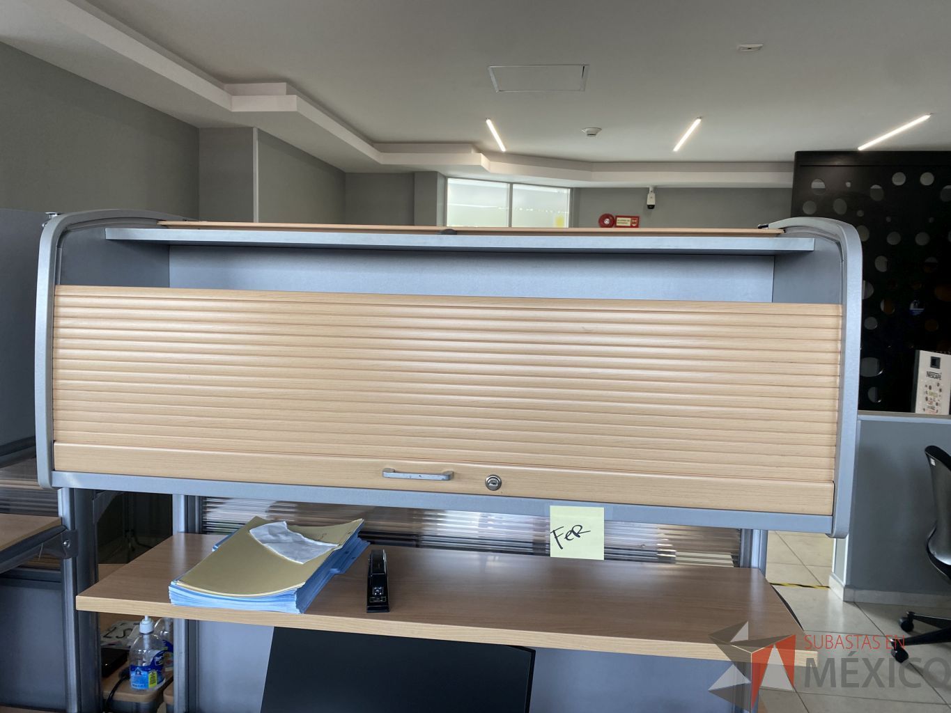 Lote 025 - Estación de trabajo para 2 personas con 2 gaveta de 1 puerta y entrepaño - Imagen 6