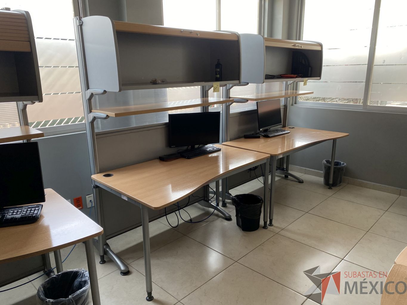Lote 013 - Estación de trabajo para 1 personas con 1 gavetas de 1 puerta y entrepaño - Imagen 2