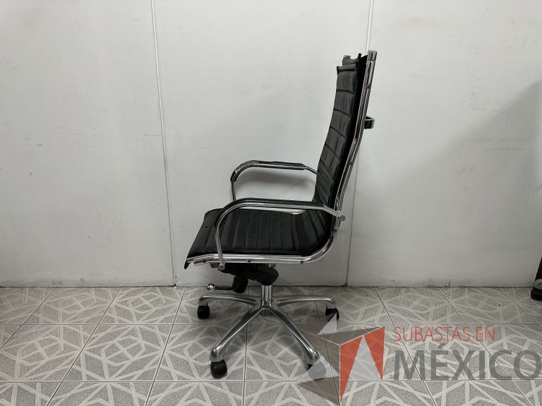 Lote 026 - 2 Sillas operativas con ruedas, descansabrazos, asiento y respaldo en vinipiel color negro - Imagen 4