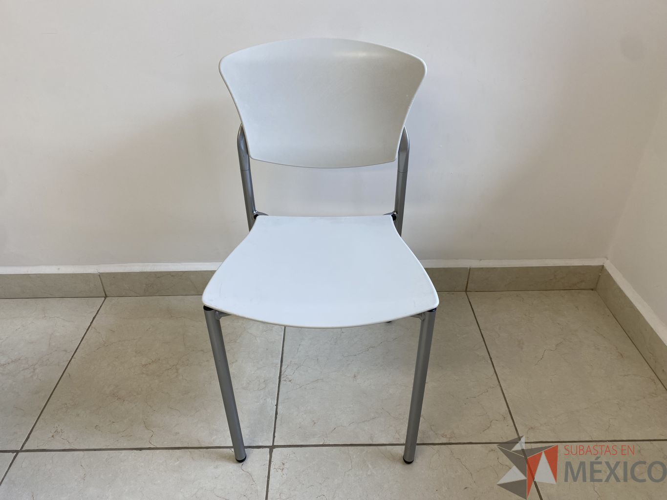 Lote 055 - 3 Sillas fijas, respaldo y asiento en plastico color blanco