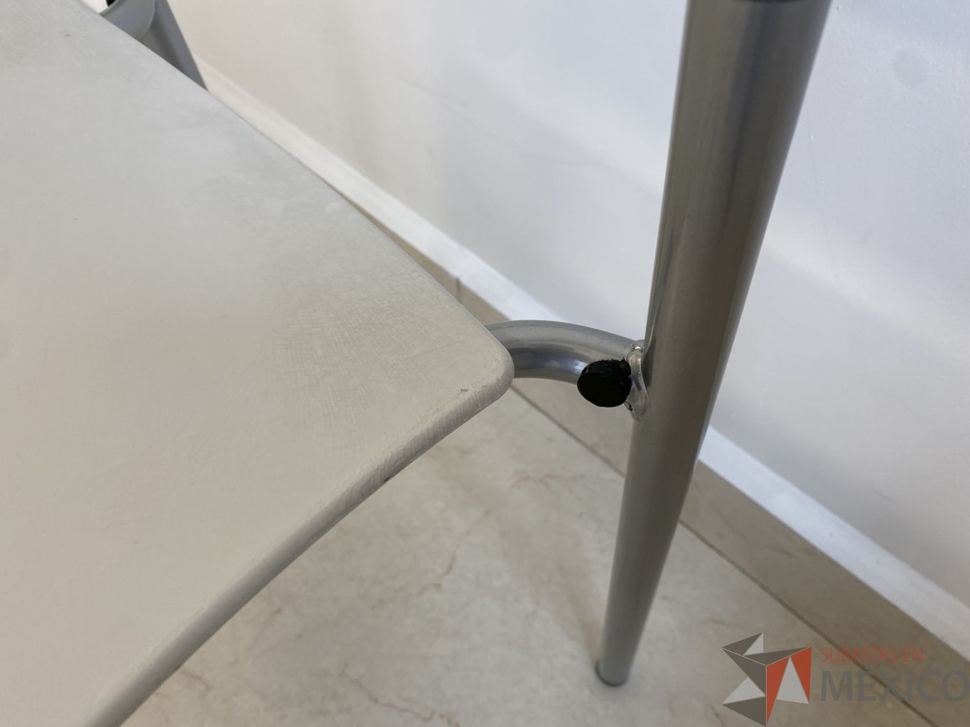 Lote 055 - 3 Sillas fijas, respaldo y asiento en plastico color blanco - Imagen 4