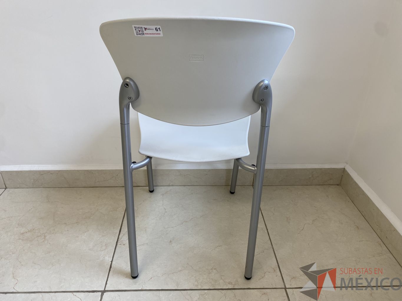 Lote 055 - 3 Sillas fijas, respaldo y asiento en plastico color blanco - Imagen 3