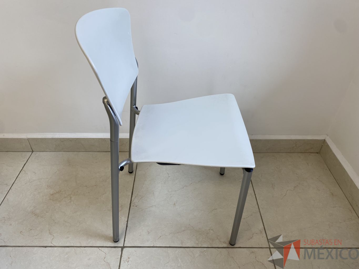 Lote 055 - 3 Sillas fijas, respaldo y asiento en plastico color blanco - Imagen 2