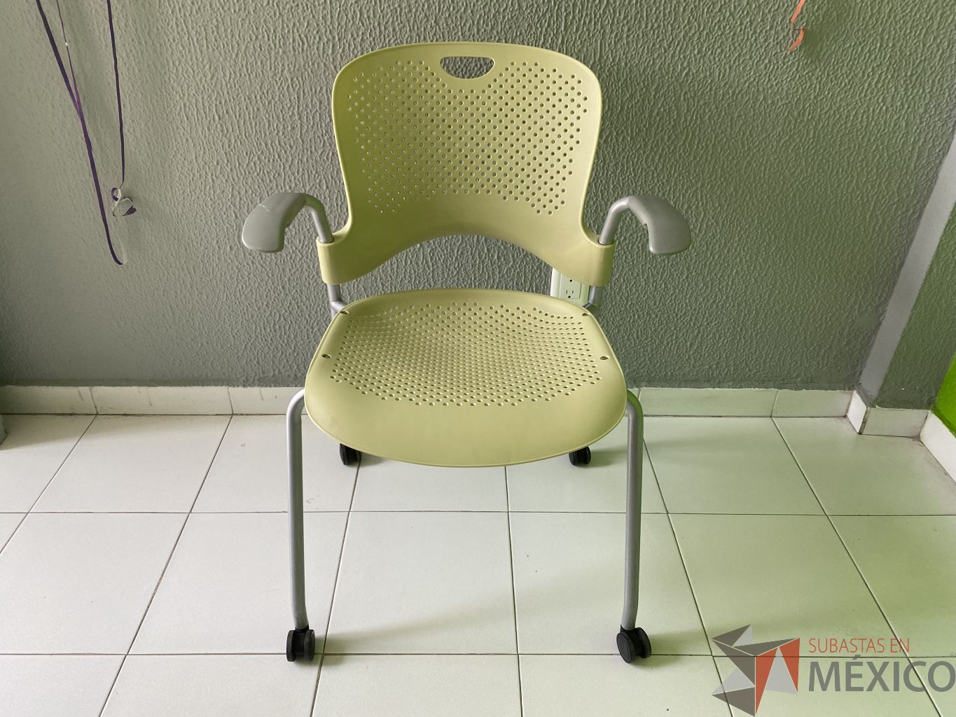 Lote 058 - Silla de visita con ruedas y descansa brazos fijos color verde