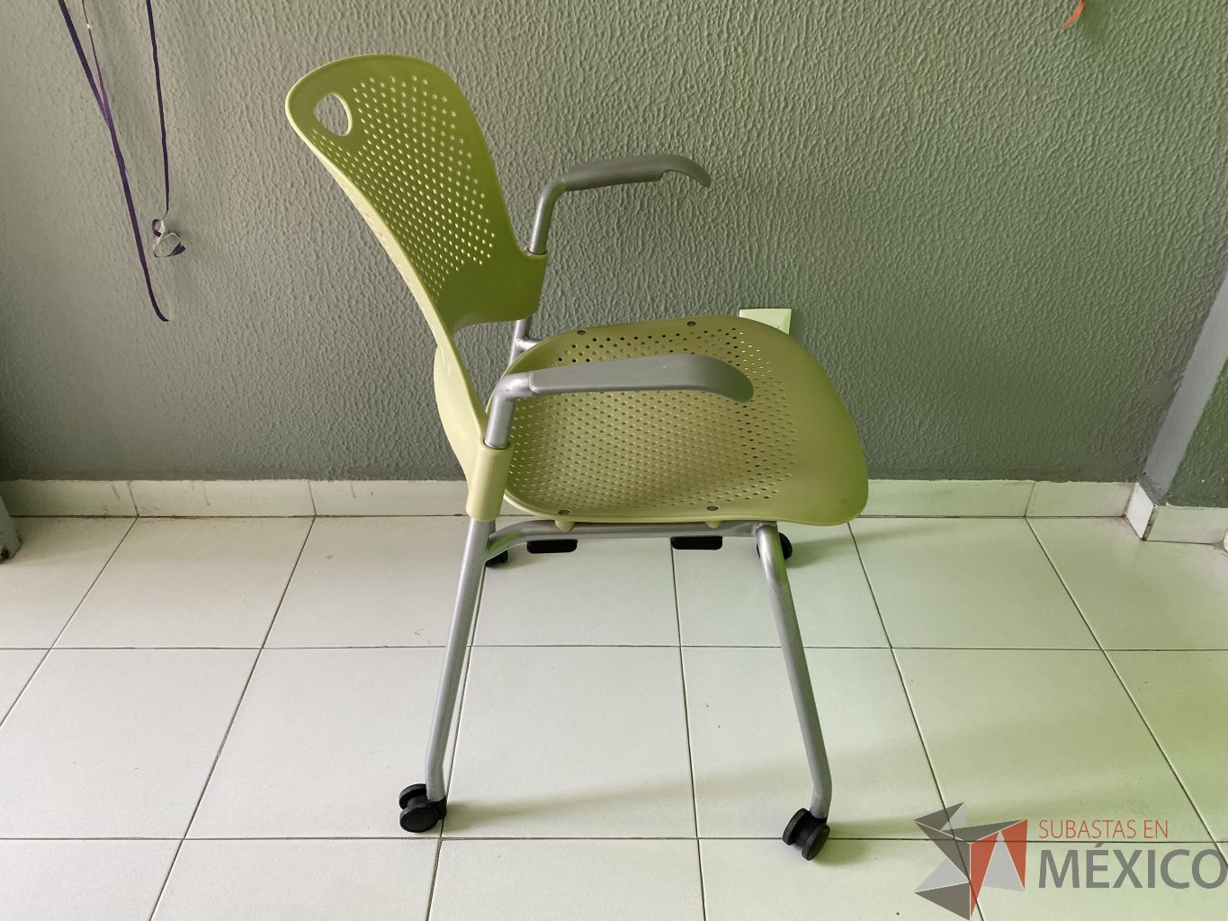 Lote 058 - Silla de visita con ruedas y descansa brazos fijos color verde - Imagen 4