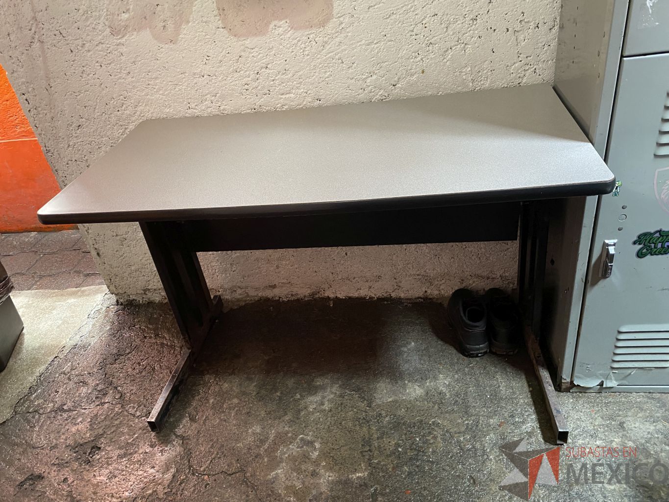 Lote 064 - Mesa de trabajo con base metalica y cubierta en color gris - Imagen 5