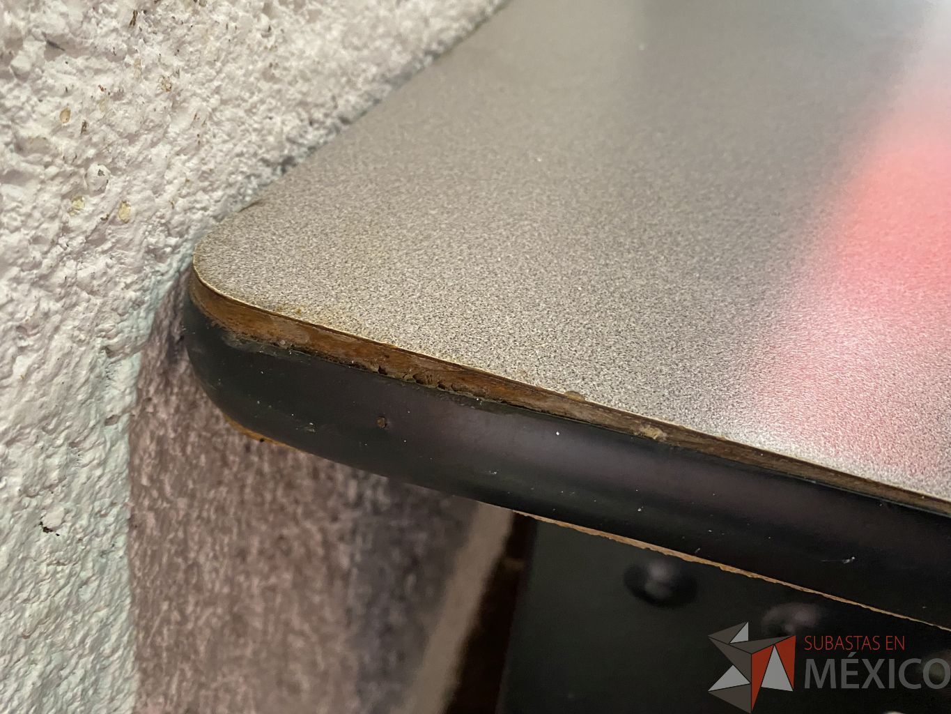 Lote 064 - Mesa de trabajo con base metalica y cubierta en color gris - Imagen 4