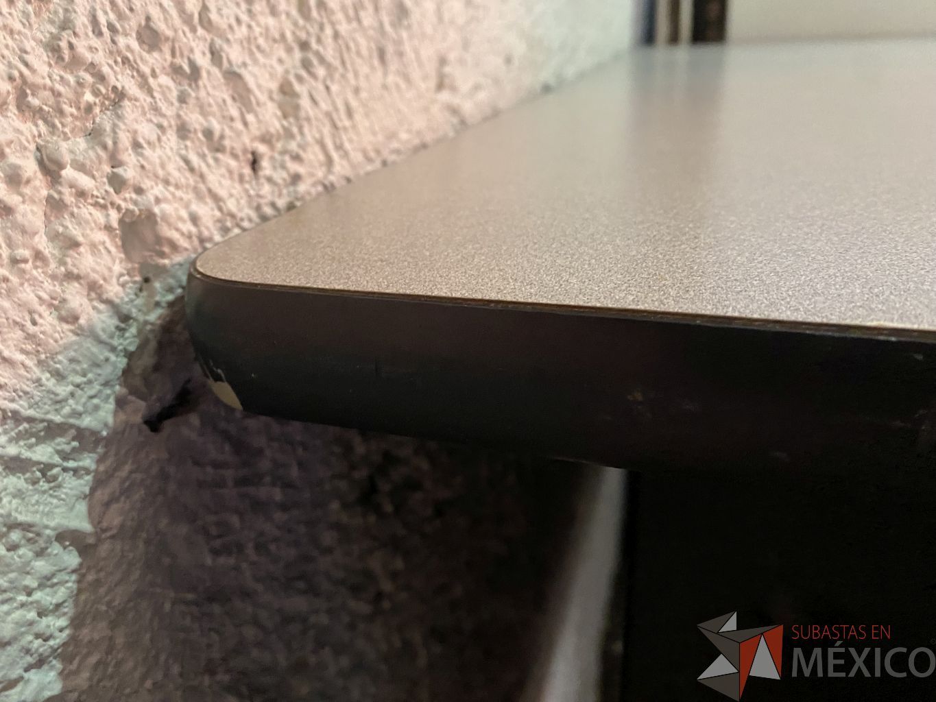 Lote 065 - Mesa de trabajo con base metalica y cubierta en color gris - Imagen 4