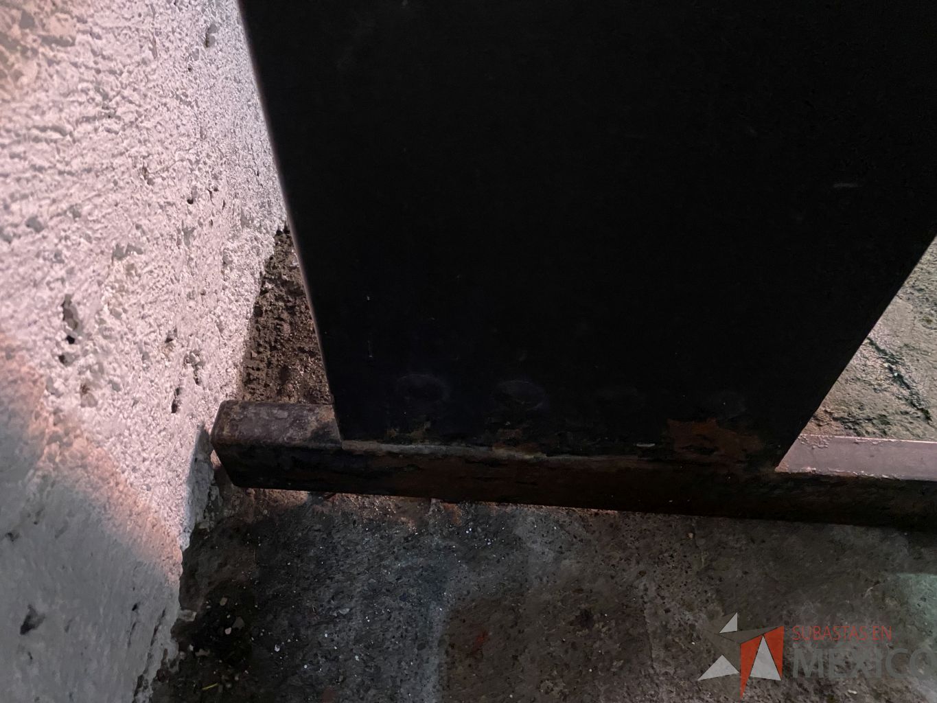 Lote 065 - Mesa de trabajo con base metalica y cubierta en color gris - Imagen 3