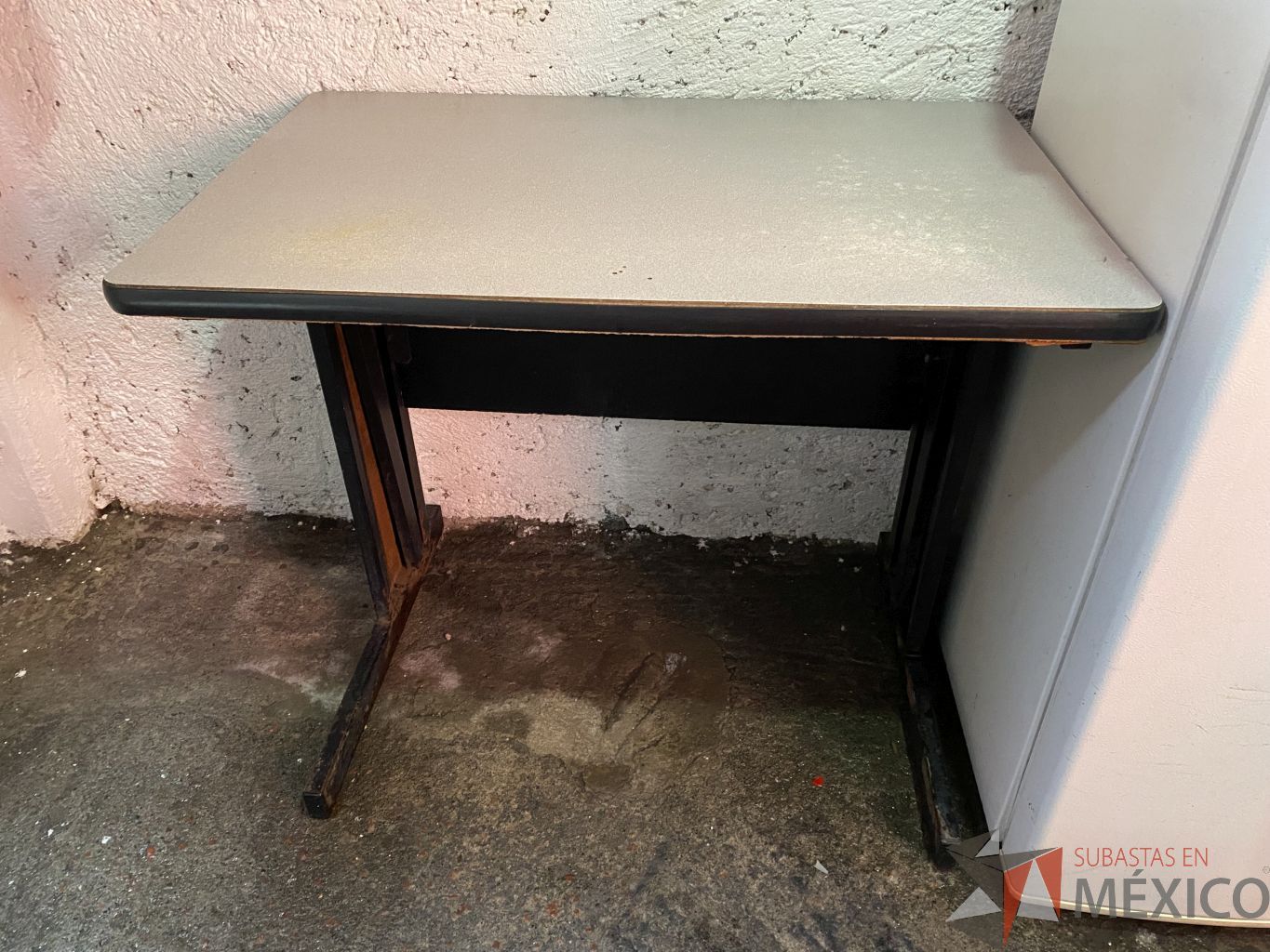 Lote 065 - Mesa de trabajo con base metalica y cubierta en color gris