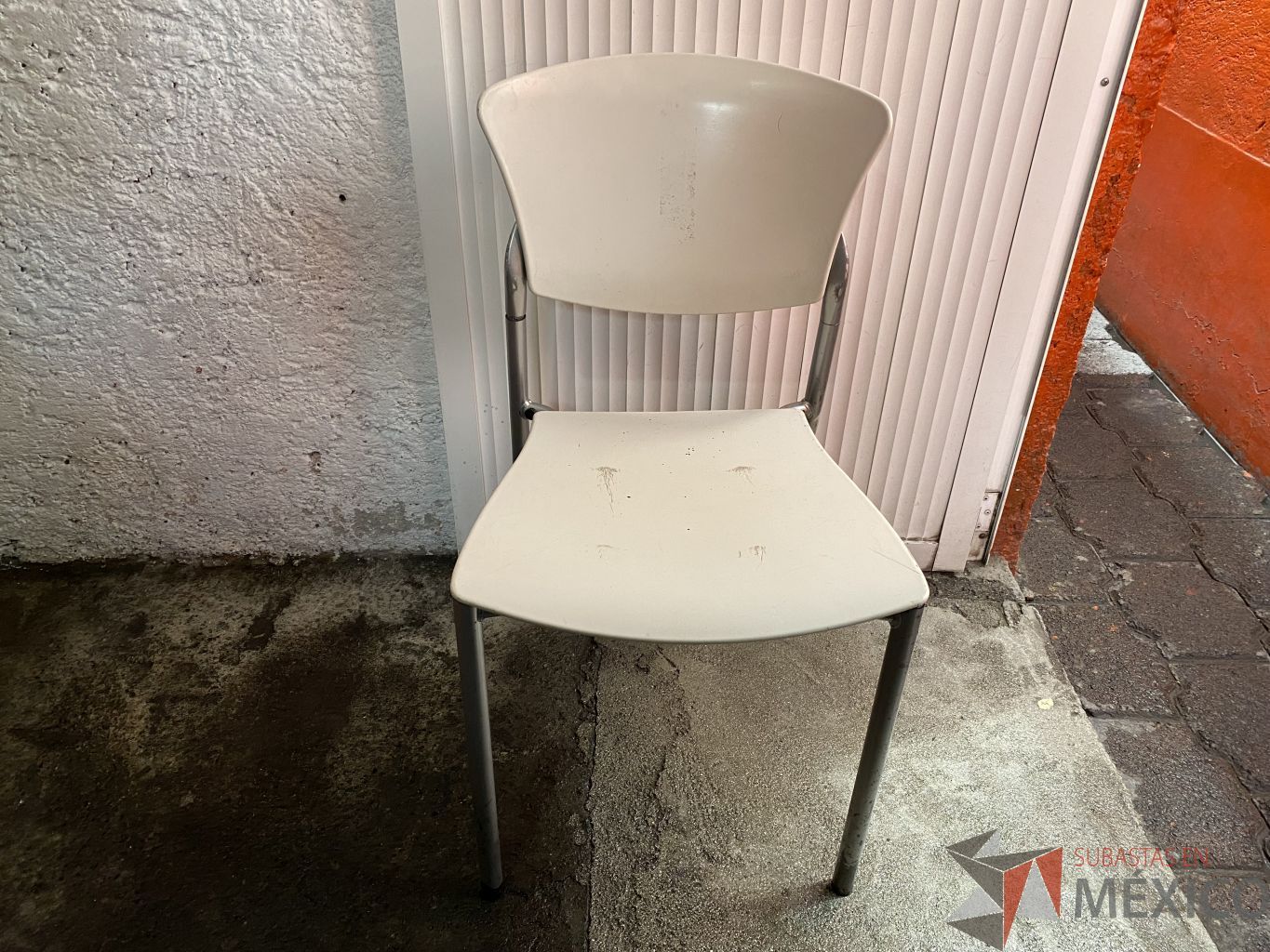 Lote 066 - Sillas fijas, respaldo y asiento en plastico color blanco