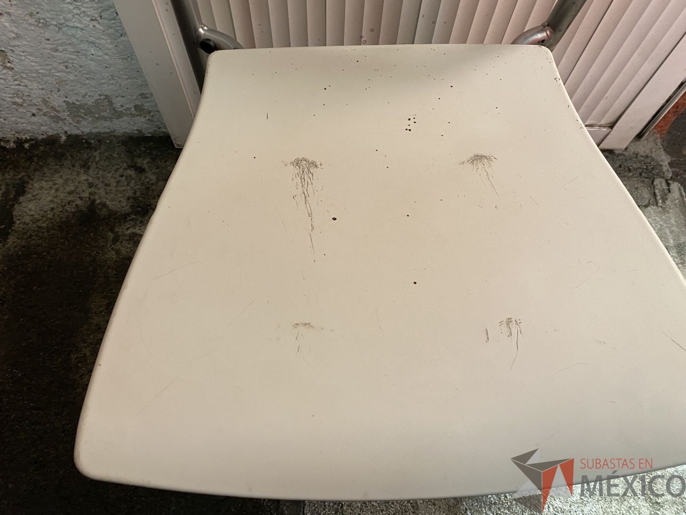 Lote 066 - Sillas fijas, respaldo y asiento en plastico color blanco - Imagen 4