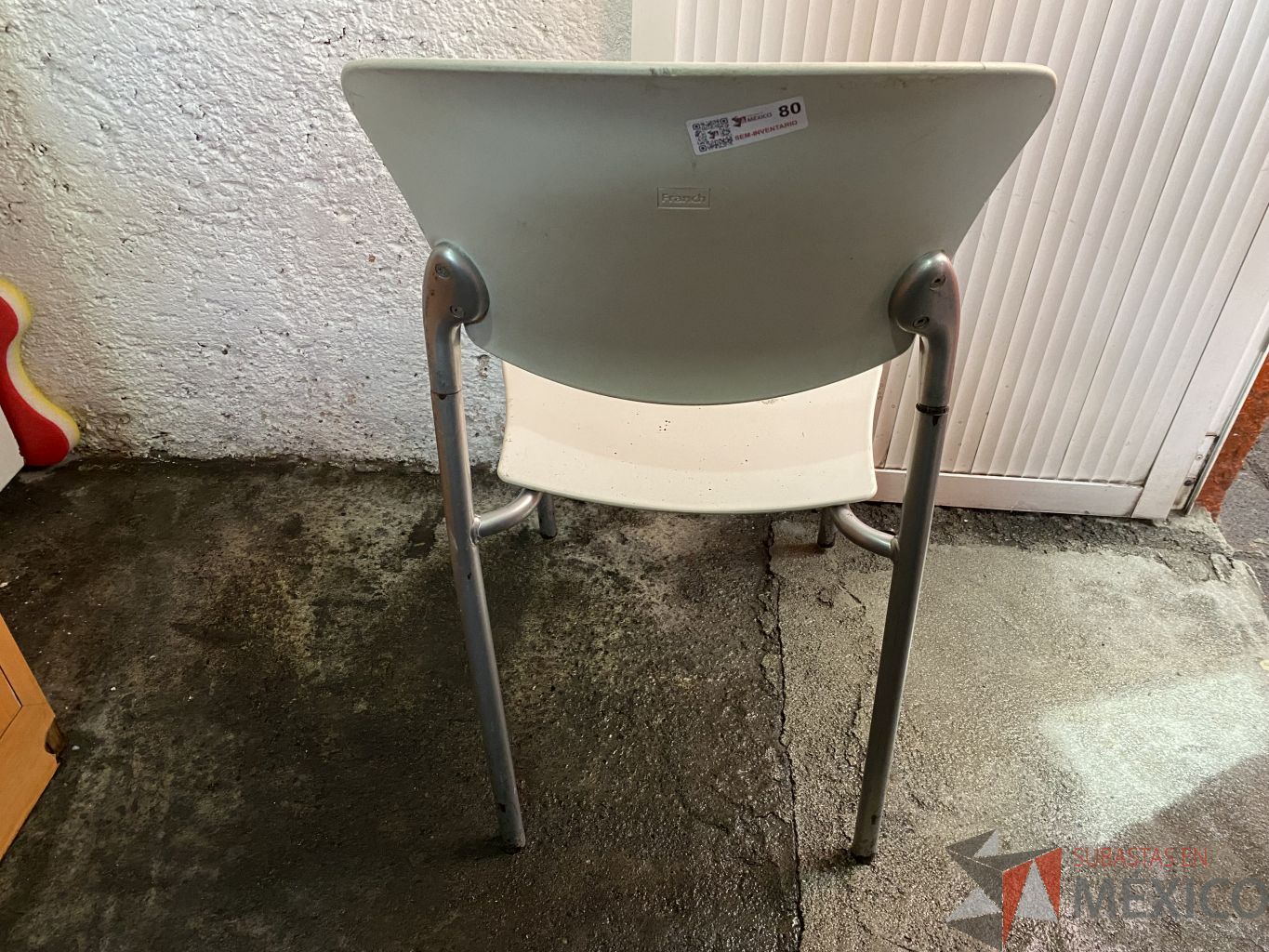 Lote 066 - Sillas fijas, respaldo y asiento en plastico color blanco - Imagen 3