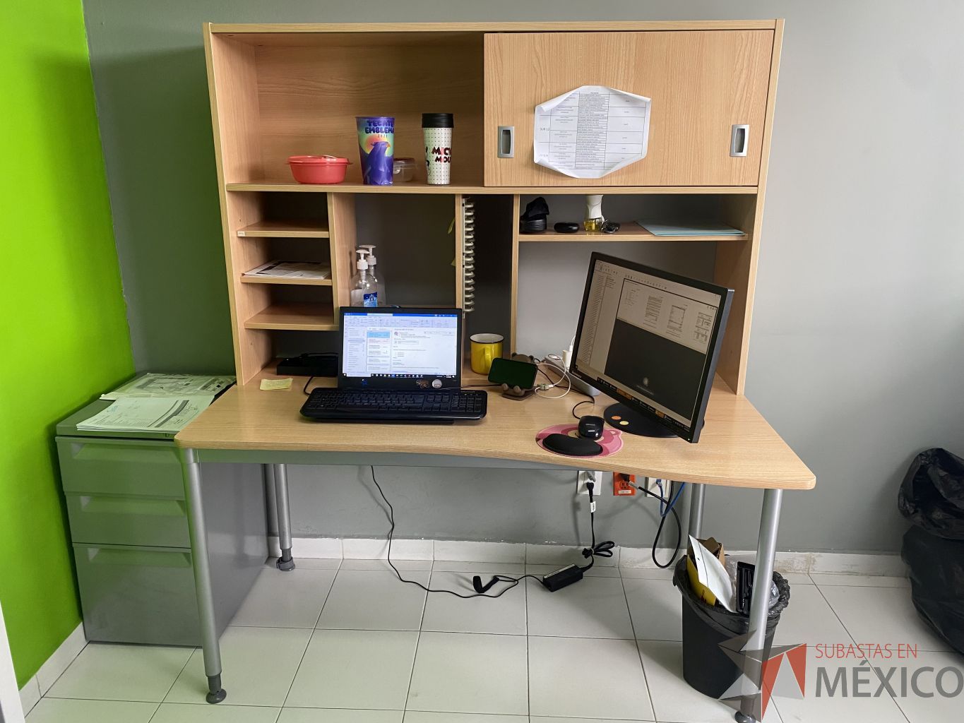 Lote 075 - Mesa de trabajo, con gabinte superior, con 1 puerta y 4 entrepaños