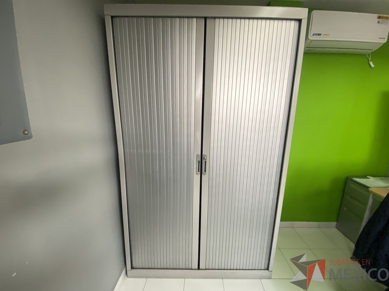 Lote 076 - Gabinete alto de 2 puertas corredizas color gris