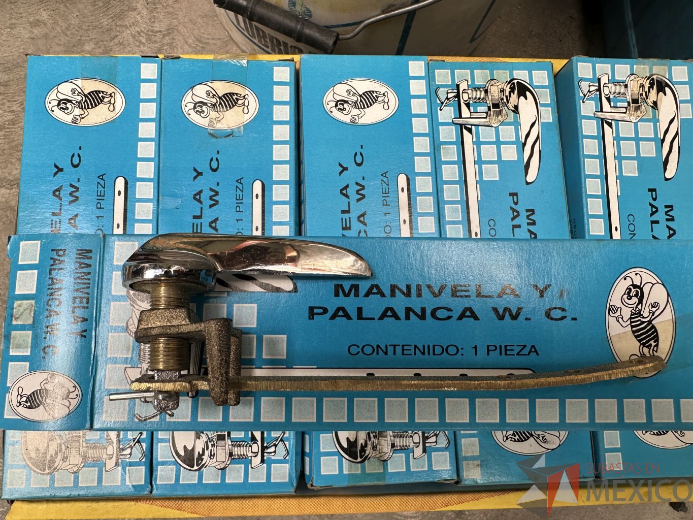 Lote 029 - Lote de 23 piezas de palanca o manija de latón frontal para WC