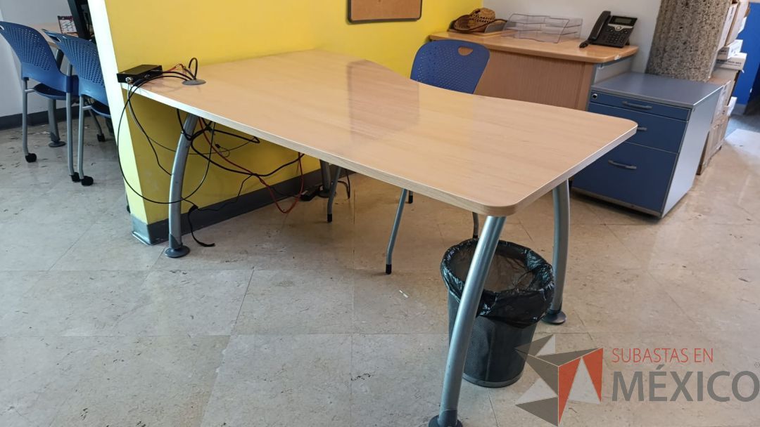 Lote 017 - Escritorio con patas metálicas y cubierta color café