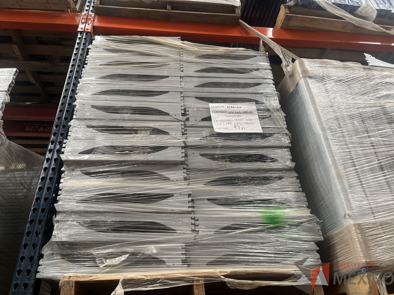 Lote 150 - 3 Góndolas para equipo electrónico con 41 entrepaños - Imagen 10