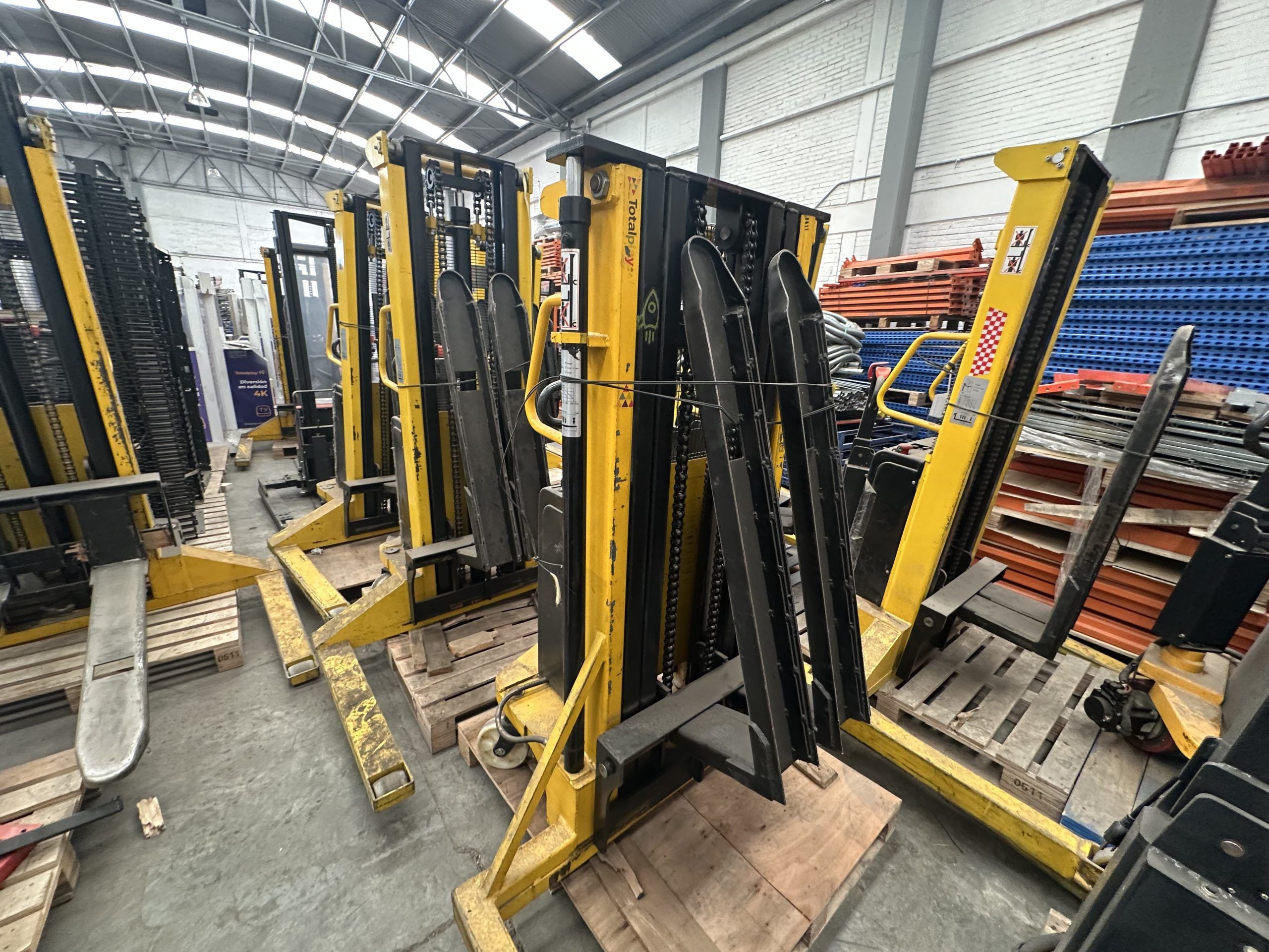 Lote 017 - Apilador eléctrico - Semi-Electric Stacker - CTD20/30 - Capacidad 2,000 kg - Imagen 4