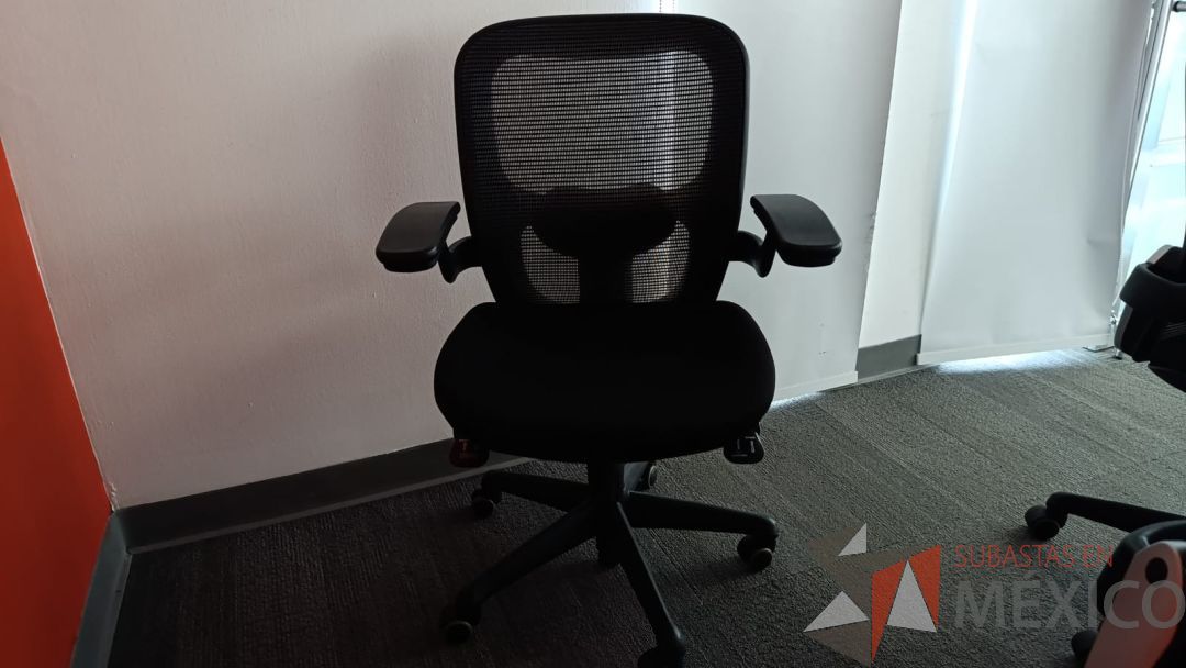 Lote 052 - Silla operativa con ruedas, descansabrazos, respaldo en malla y asiento en tela - Imagen 3