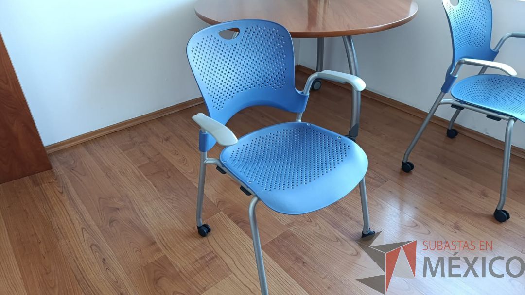 Lote 054 - Silla de visita con ruedas, descansabrazos, asiento y respaldo en plástico - Imagen 2