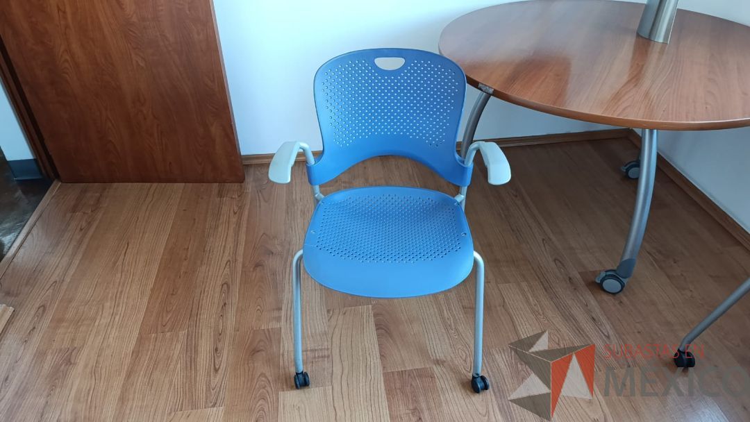 Lote 054 - Silla de visita con ruedas, descansabrazos, asiento y respaldo en plástico