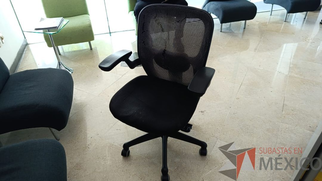 Lote 055 - Silla operativa con ruedas, descansabrazos, respaldo en malla y asiento en tela - Imagen 3