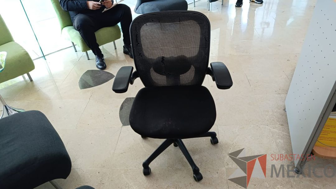Lote 055 - Silla operativa con ruedas, descansabrazos, respaldo en malla y asiento en tela