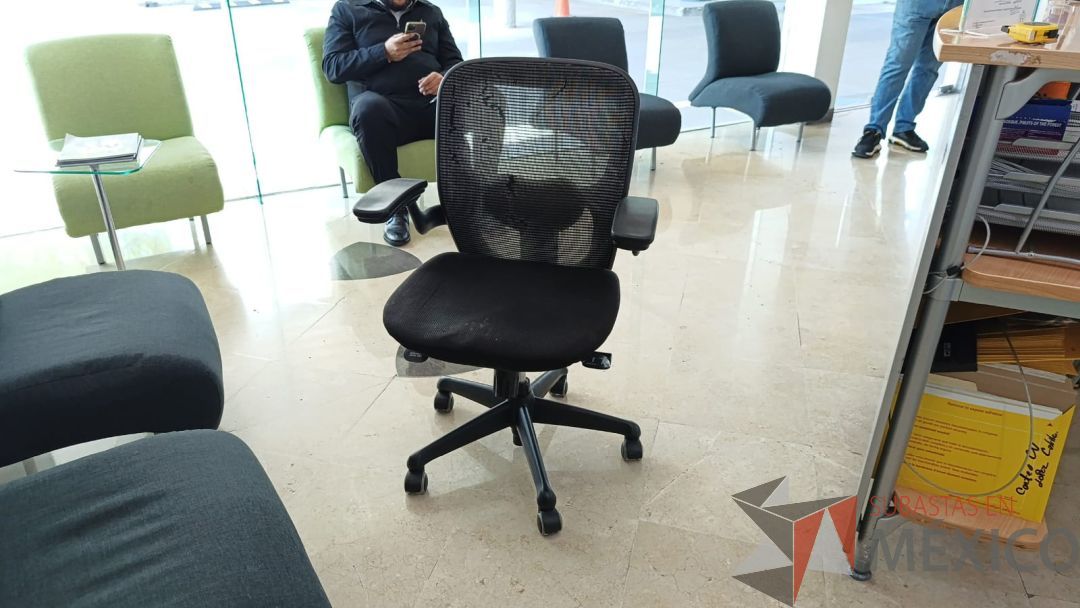 Lote 055 - Silla operativa con ruedas, descansabrazos, respaldo en malla y asiento en tela - Imagen 2