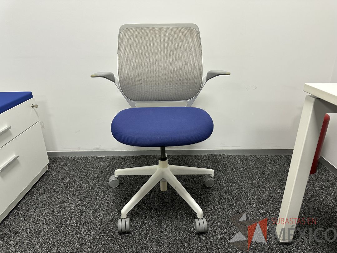 Lote 044 - Silla operativa con ruedas, descanbrazos, respaldo en malla y asiento en tela color azul