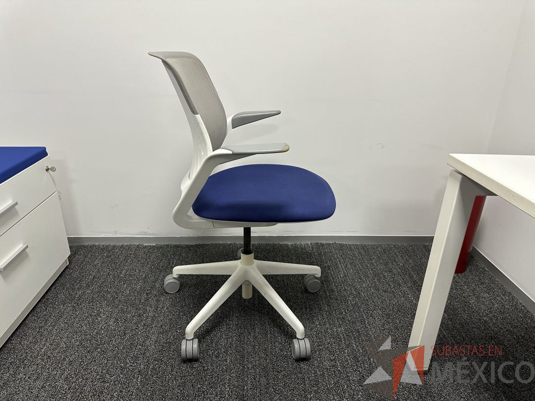 Lote 044 - Silla operativa con ruedas, descanbrazos, respaldo en malla y asiento en tela color azul - Imagen 2
