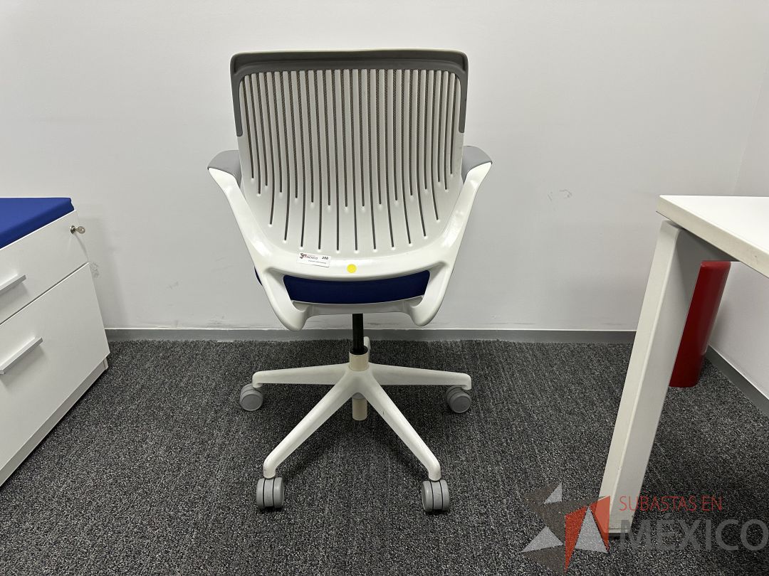 Lote 044 - Silla operativa con ruedas, descanbrazos, respaldo en malla y asiento en tela color azul - Imagen 4