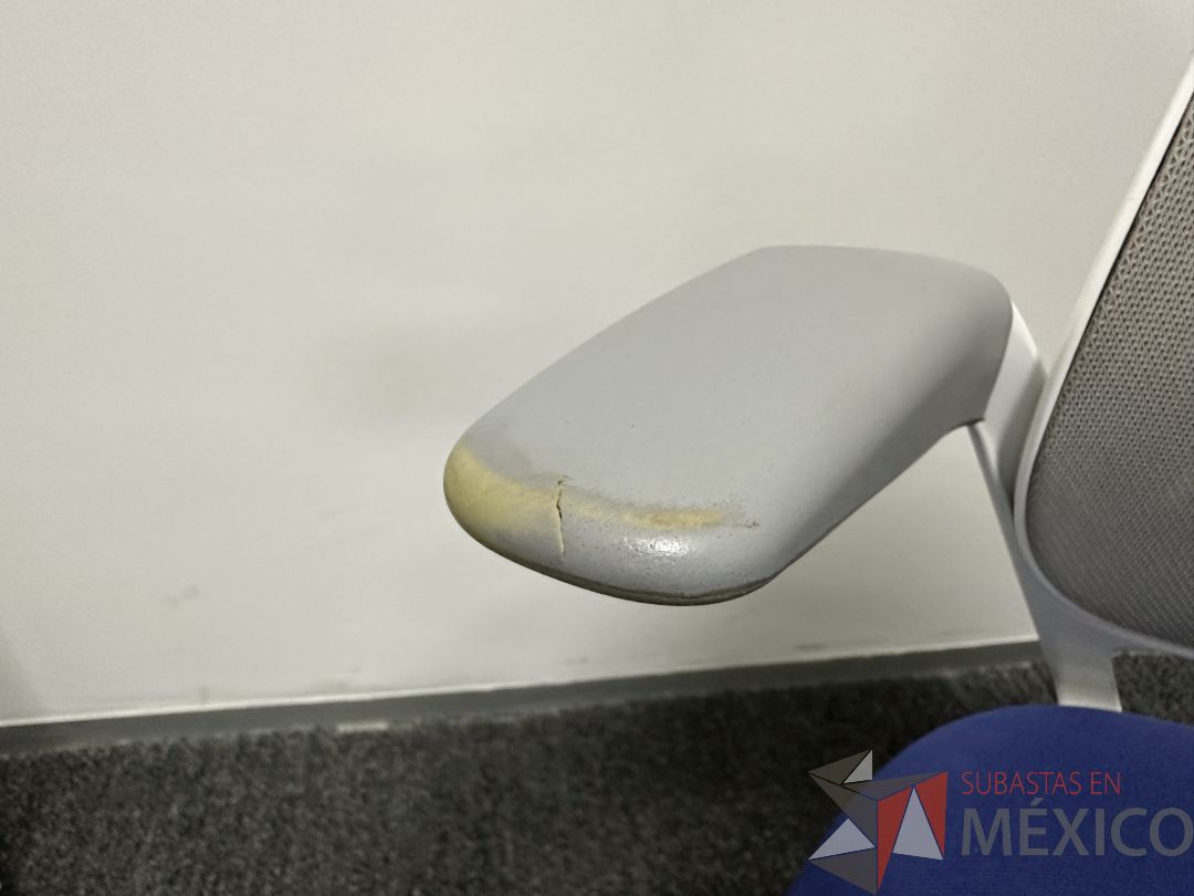 Lote 044 - Silla operativa con ruedas, descanbrazos, respaldo en malla y asiento en tela color azul - Imagen 3