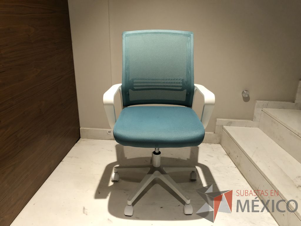 Lote 123 - 2 Sillas operativas con ruedas, descansabrazos, respaldo en malla y asiento en tela