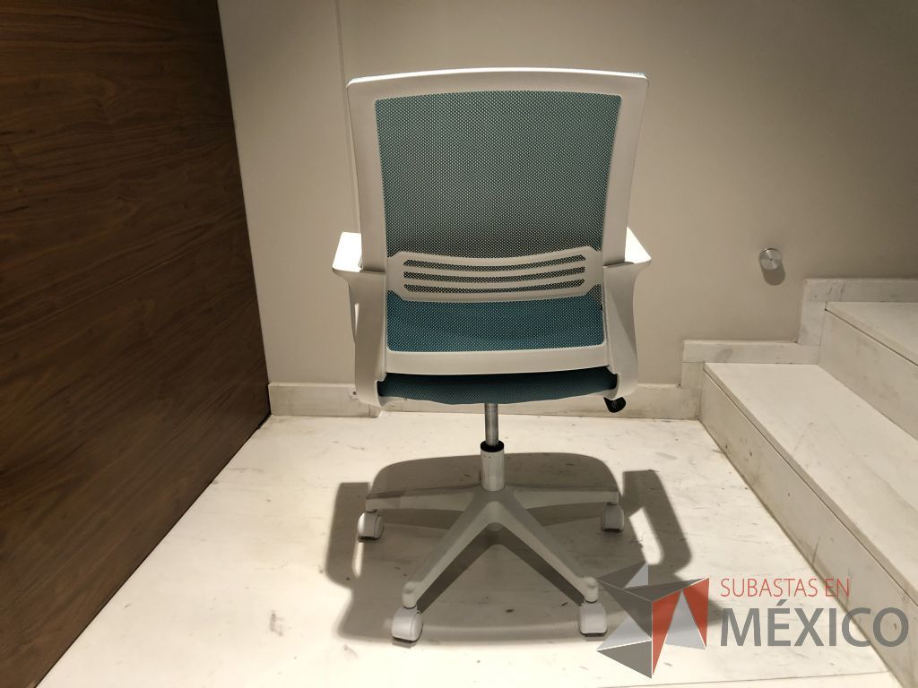 Lote 123 - 2 Sillas operativas con ruedas, descansabrazos, respaldo en malla y asiento en tela - Imagen 2