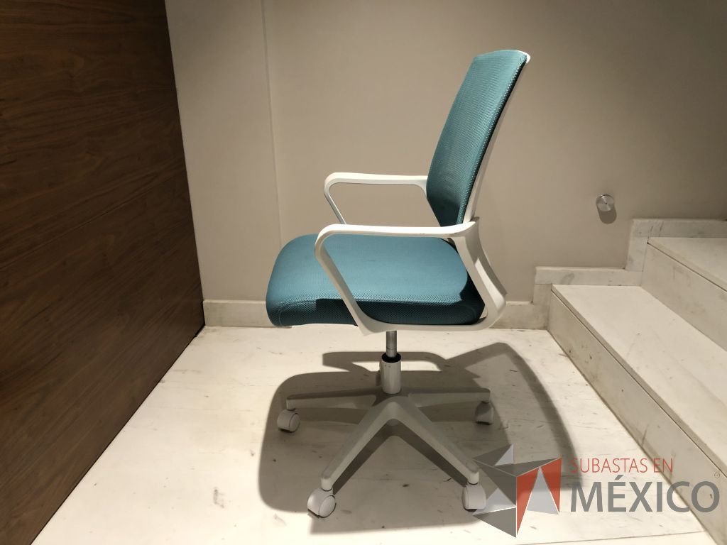 Lote 123 - 2 Sillas operativas con ruedas, descansabrazos, respaldo en malla y asiento en tela - Imagen 3