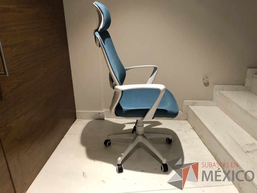 Lote 120 - 2 Sillas operativas con ruedas, descansabrazos, cabecera, respaldo en malla y asiento en tela - Imagen 7