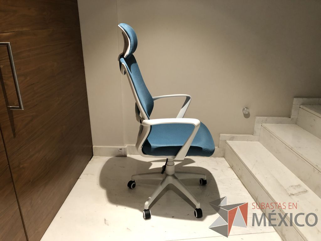 Lote 120 - 2 Sillas operativas con ruedas, descansabrazos, cabecera, respaldo en malla y asiento en tela - Imagen 6