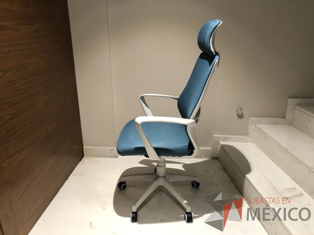Lote 120 - 2 Sillas operativas con ruedas, descansabrazos, cabecera, respaldo en malla y asiento en tela - Imagen 4